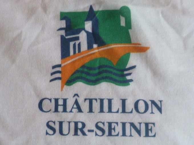Nous avons reçu,  de la part de la mairie de Châtillon-sur-Seine , (après notre retour à Chatillon-sur-Loire),  et pour chaque participant au rallye un tee shirt aux armoiries de la ville. 
Merci pour cette délicate attention. 
