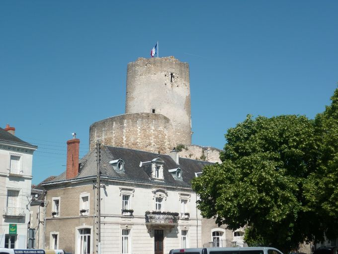 Le donjon de Châtillon-sur-Indre est l'un des derniers vestiges d'un puissant château fort édifié sur ordre d'Henri II Plantagenêt vers 1160.
