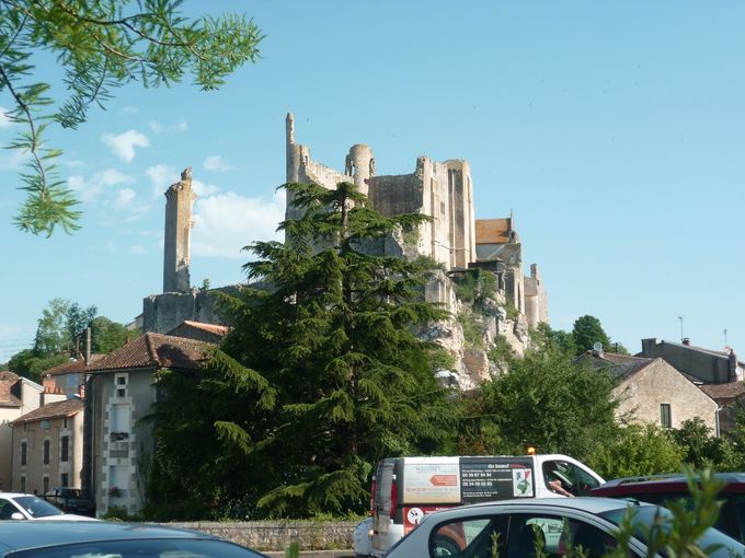 Chauvigny /  Les ruines du château baronnial (XIIe siècle), ancien château des Évêques de Poitiers